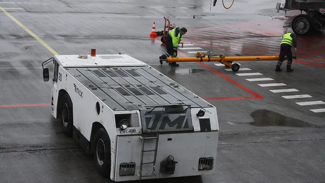 Lidojumu kavēšanās kompensācijas tiesības Latvijā: kā pasažieri no Rīgas var pieprasīt atlīdzību, ja lidojums